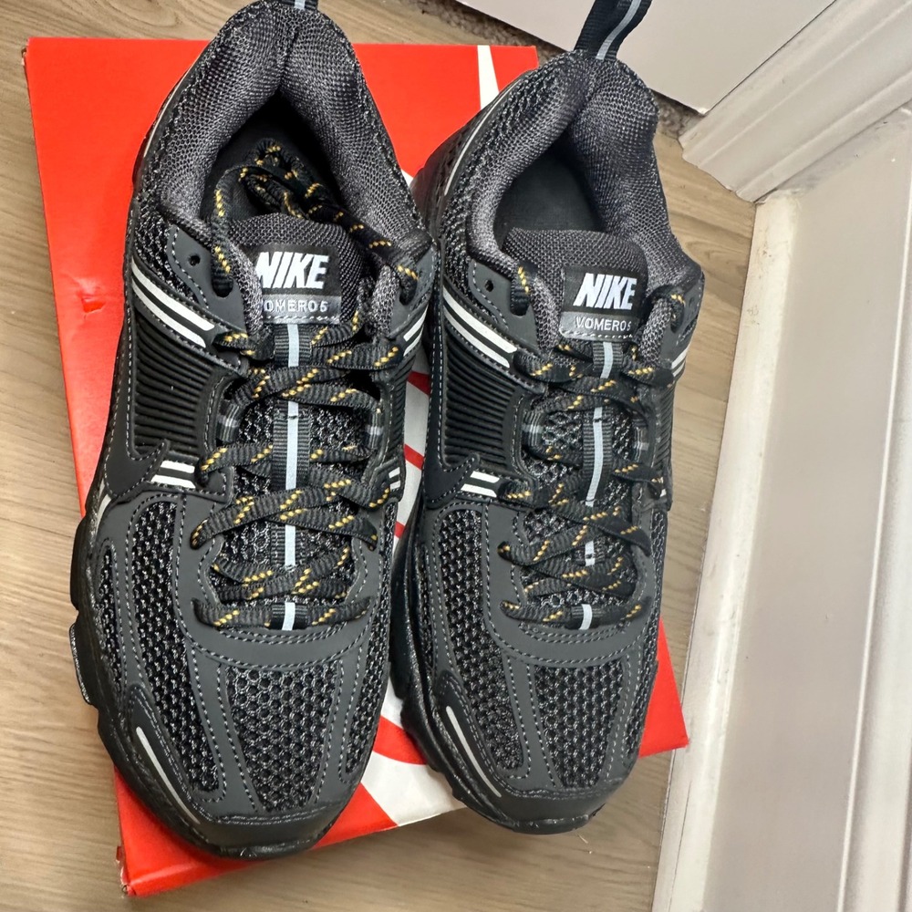 Nike Zoom Vomero 5 GG GS Dark Smoke Grey Kids Running Shoes IB3812-001 Size 5Y - Picture 4 of 8